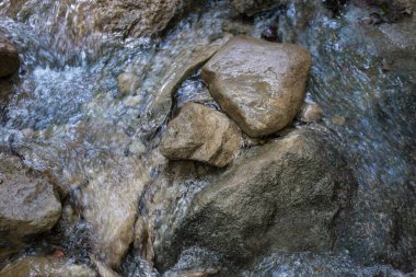 Taşlar arasında akan su 