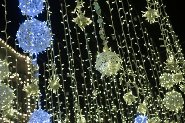 Parlak Noel gecesi sokak dekorasyonu