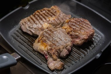 Kızarmış domuz eti.