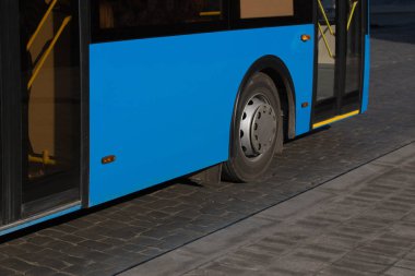  Şehir otobüsü cadde boyunca gider..