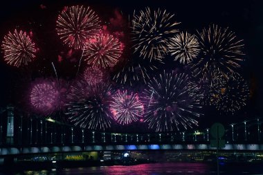 Moskova 'da nehri aşan gece havai fişekleri.