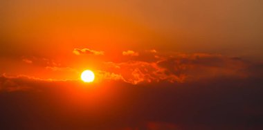 Kızıl Gökyüzü güneş ve bulutlarla