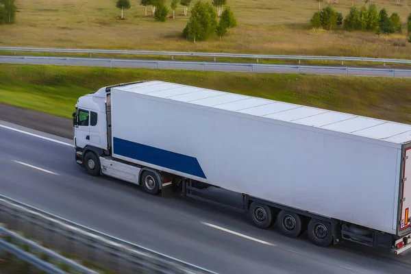 Camión va en la carretera — Foto de Stock