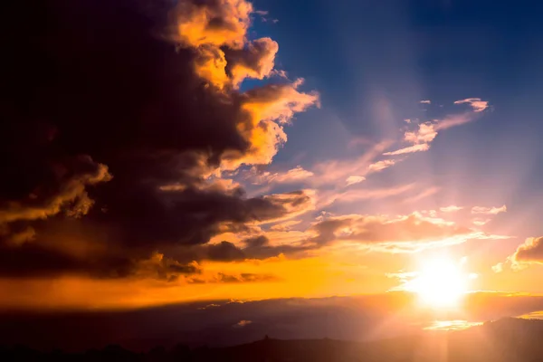 美しい劇的な雲と夕日 — ストック写真