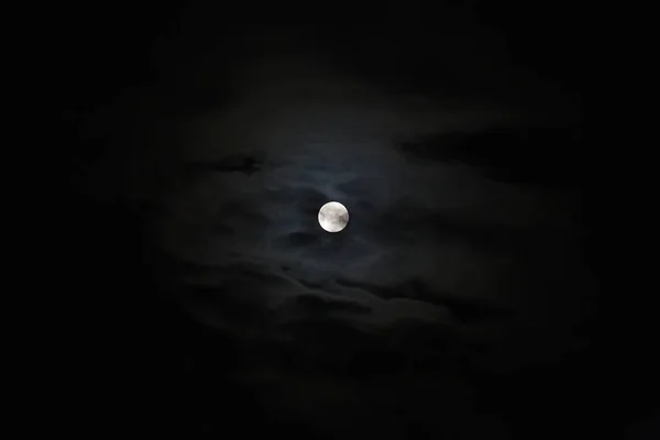 Ciel nocturne avec lune et nuages. — Photo