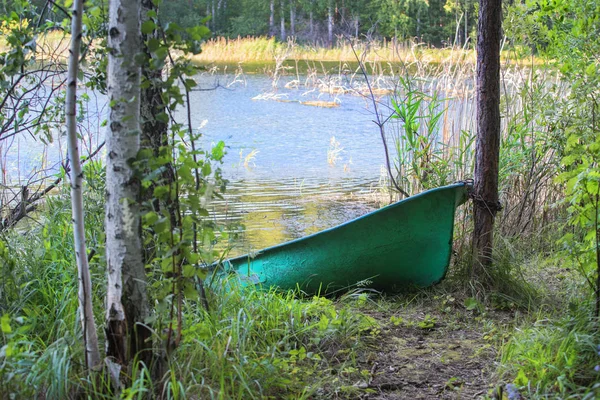 Fishing boat on the shore of a forest lake — Stock Photo, Image