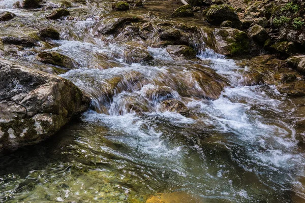 Fluss des Wassers entlang des Felsbettes — Stockfoto