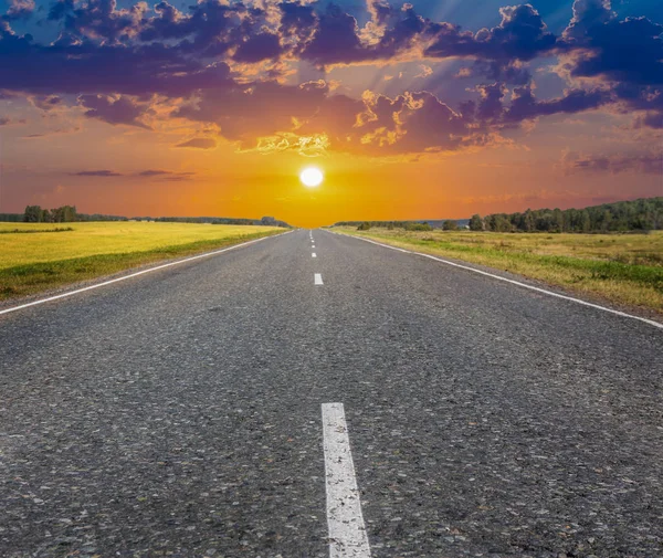 Tramonto sulla strada statale — Foto Stock