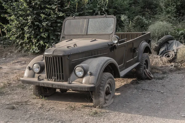 旧的废弃越野车 — 图库照片