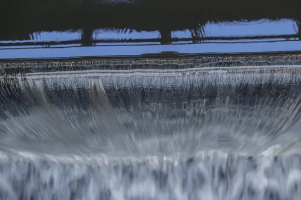 Wasserfall über dem Staudamm — Stockfoto