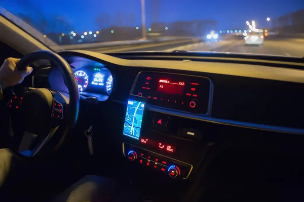 Motorista no carro na estrada da noite — Fotografia de Stock