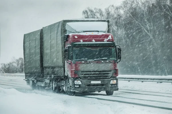 Vrachtwagen gaat winter onderweg — Stockfoto