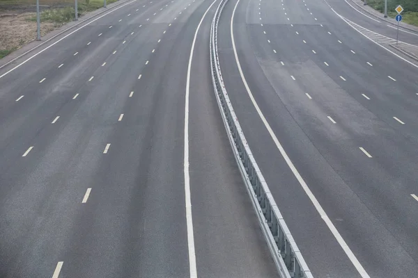 Multi-lane snelweg met markeringen op asfalt — Stockfoto