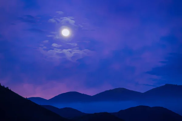 Maanverlichte nacht boven de bergen — Stockfoto