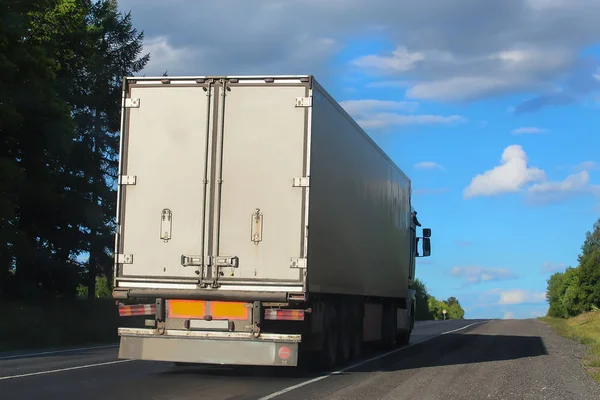 Ciężarówka porusza się po autostradzie — Zdjęcie stockowe