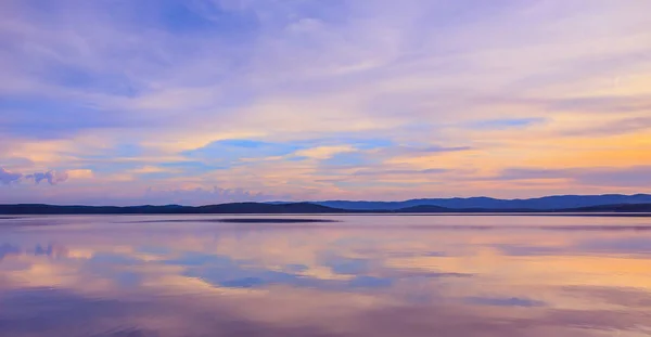 Beaux nuages réfléchis à la surface du lac — Photo