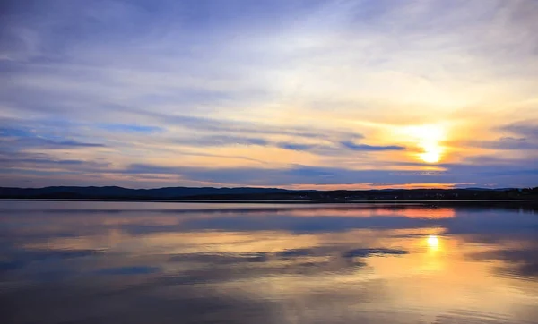Lindas nuvens refletidas na superfície do lago — Fotografia de Stock