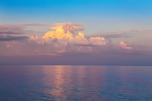 Magnifique coucher de soleil sur la plage. — Photo