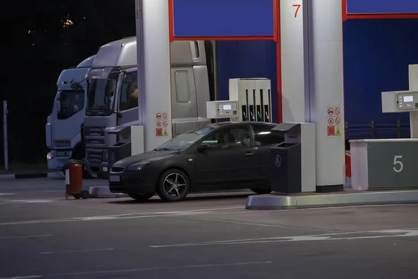 Auto en vrachtwagens bij een tankstation — Stockfoto