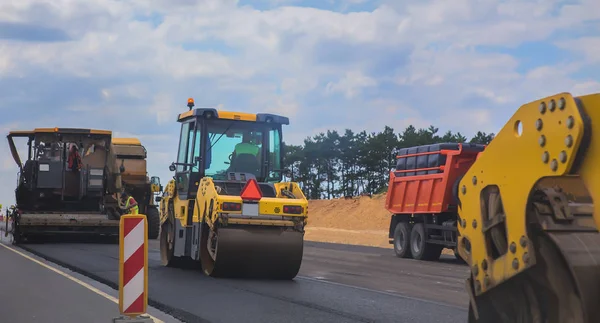 Maquinaria de carretera en la construcción de una carretera — Foto de Stock