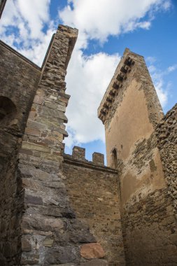 Eski bir kalenin kuleleri, girişi ve duvarları