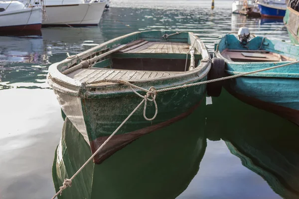 Vieux bateaux en bois garés — Photo