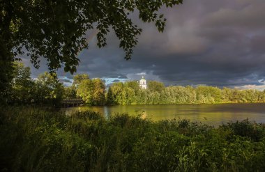 Nehir kıyısında Hıristiyan kilisesi olan yaz manzarası