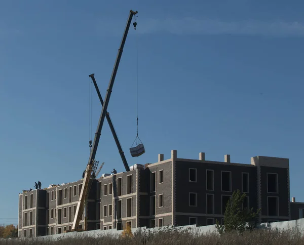 Construcción de un edificio de ladrillo de varios pisos —  Fotos de Stock