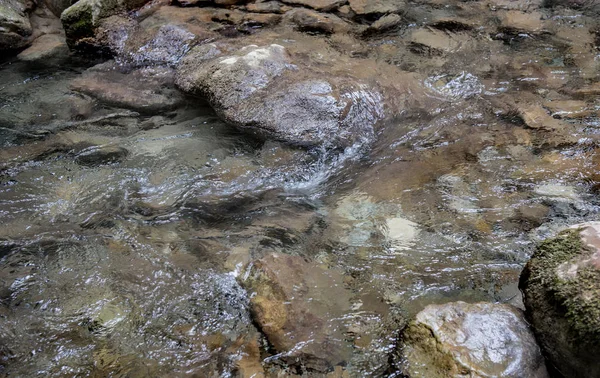 Vattenflöde mellan stenarna — Stockfoto