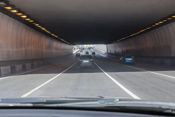 Autoverkeer in de tunnel — Stockfoto