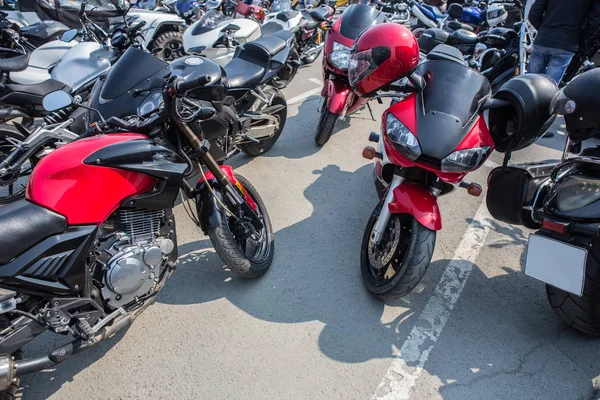 Muitas motos no estacionamento — Fotografia de Stock