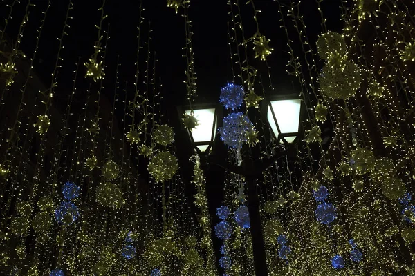 明るいクリスマスの夜の通りの装飾 — ストック写真