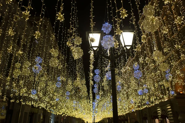 Lysande jul natt gata dekoration — Stockfoto