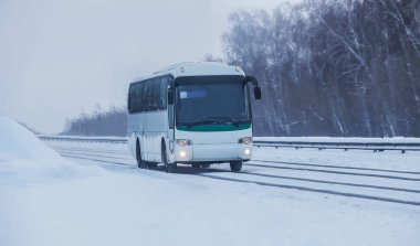 Otobüs Kış Karlı Yol boyunca ilerliyor