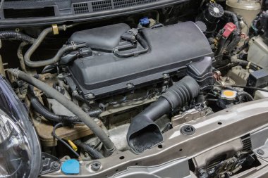 Arabanın motor ve motor bölümü. 