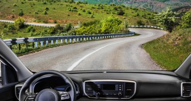 dağ yolda gidiyor araba