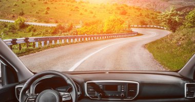 dağ yolda gidiyor araba