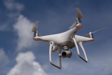 Kameralı bir helikopter. 