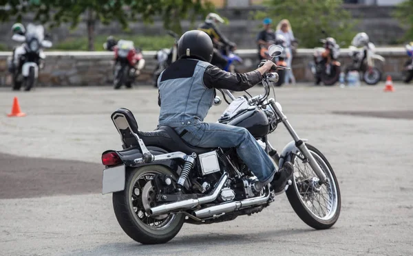 Motocyklista jeździ na motocyklu — Zdjęcie stockowe