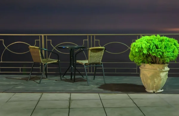 Tavolo e due sedie sulla terrazza di notte — Foto Stock