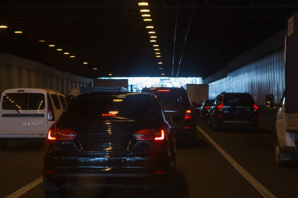 Automobilová doprava v tunelu — Stock fotografie