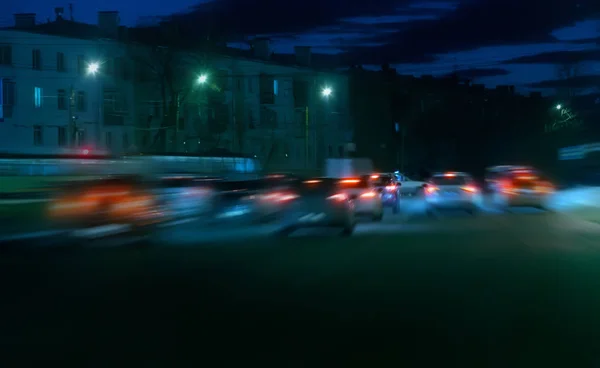 El movimiento borroso de los coches en una noche de invierno —  Fotos de Stock