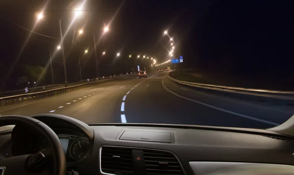 Pohled z auta na noční dálnici — Stock fotografie
