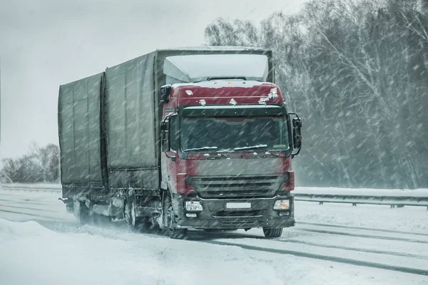 Kış yollarda kamyon gidiyor — Stok fotoğraf