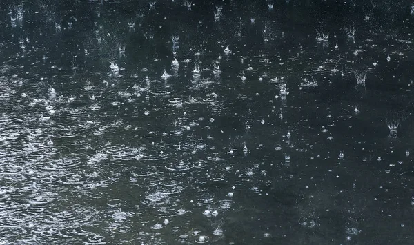 Gouttes de pluie tombant dans la piscine — Photo