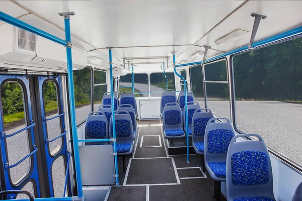 Интерьер пустого автобуса, движущегося по сельской дороге — стоковое фото