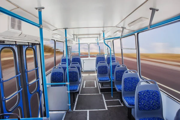 Interior de um ônibus vazio movendo-se em uma estrada rural — Fotografia de Stock