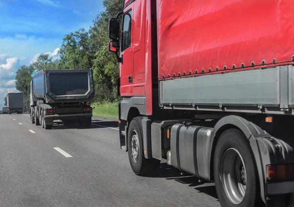 Caminhões transportam mercadorias em uma estrada — Fotografia de Stock