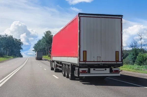 Lastwagen transportieren Güter auf einer Autobahn — Stockfoto