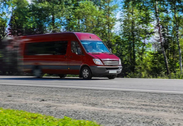 Minibusz az országútra megy. — Stock Fotó